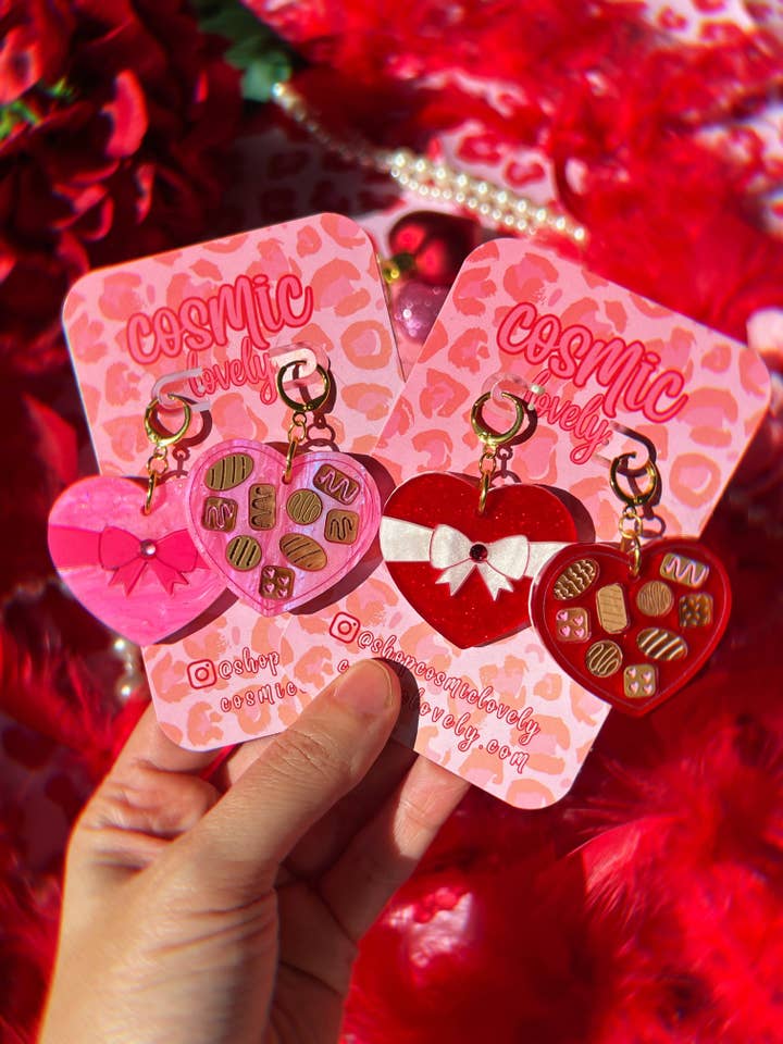Boucles d'oreilles en forme de cœur en chocolat pour la vente par Cosmic lovely
