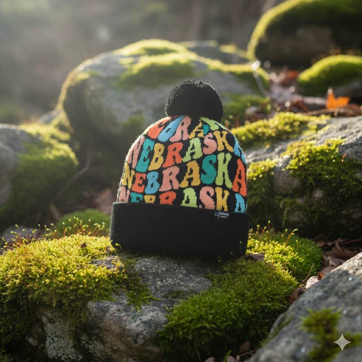 NEBRASKA Berretto a Maglia Colorato con Pom Pom - Cappello Invernale Retrò Caldo per la vendita all'ingrosso da parte di Northern Icons Creations INC