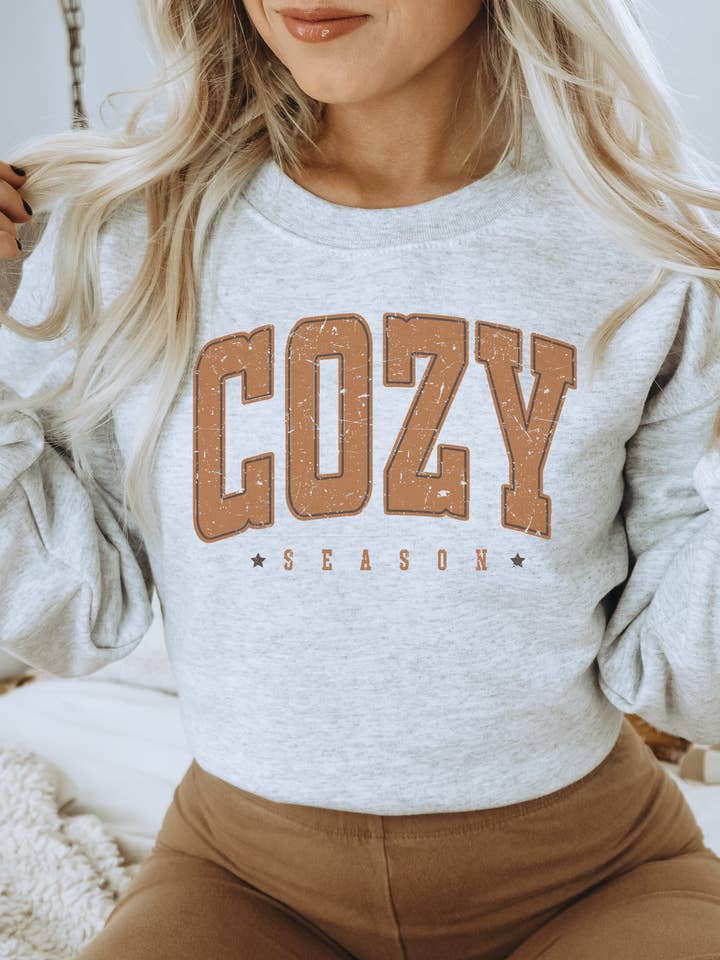 Amy Anne Apparel Inc – Großhandel Sweatshirt mit Grafikdruck – Damen – Cozy Season College-Sweatshirt mit Rundhalsausschnitt0