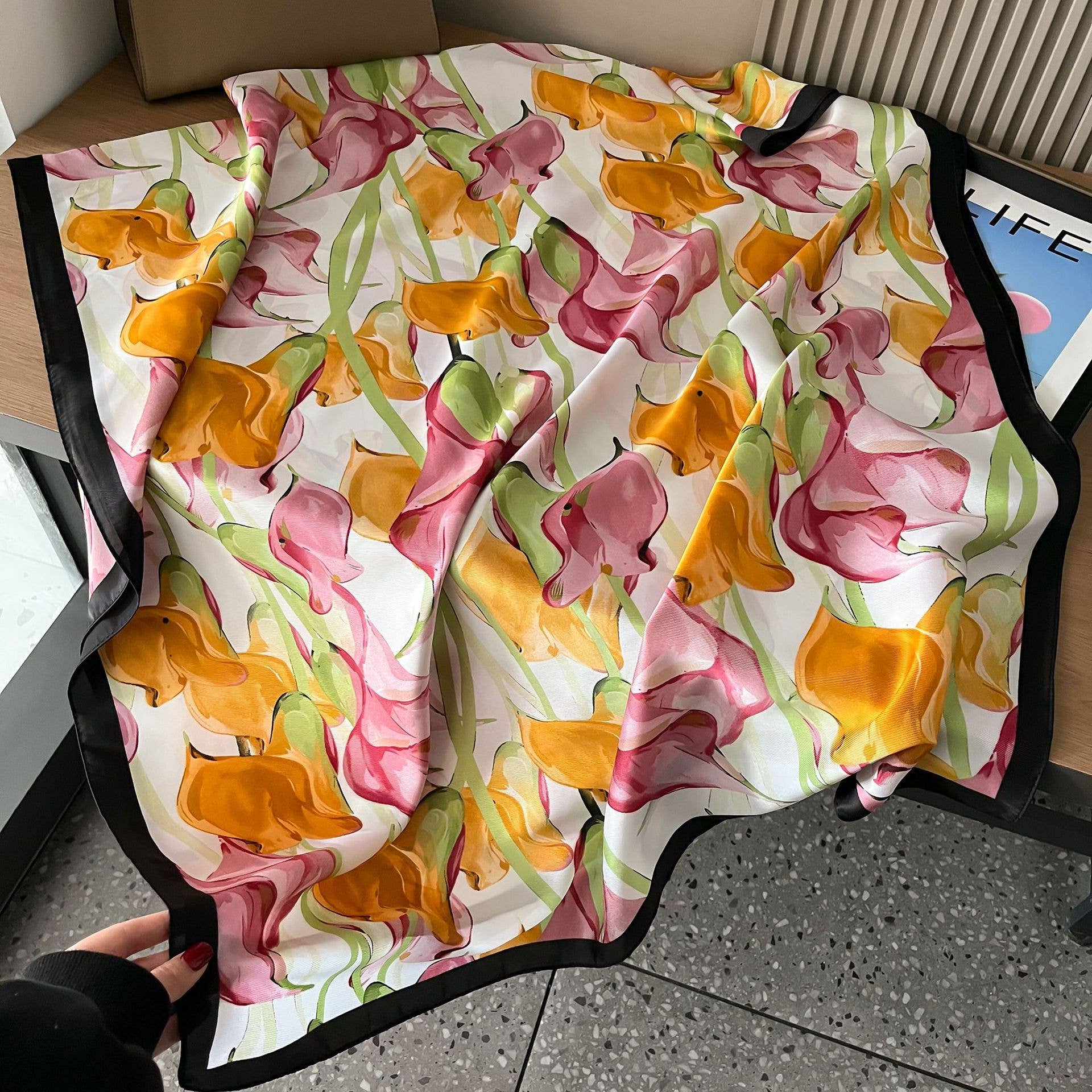 PEACH ACCESSORIES - Vente Écharpe – femme - Foulard en satin à motif de lys calla en crème/orange TT3391