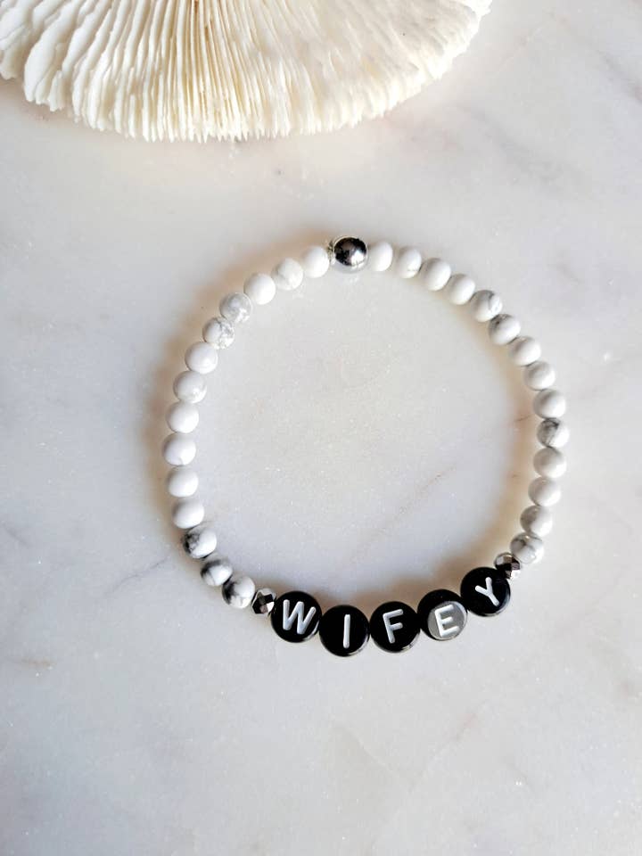 Wifey Brevarmband för wholesale av Lavish Beast