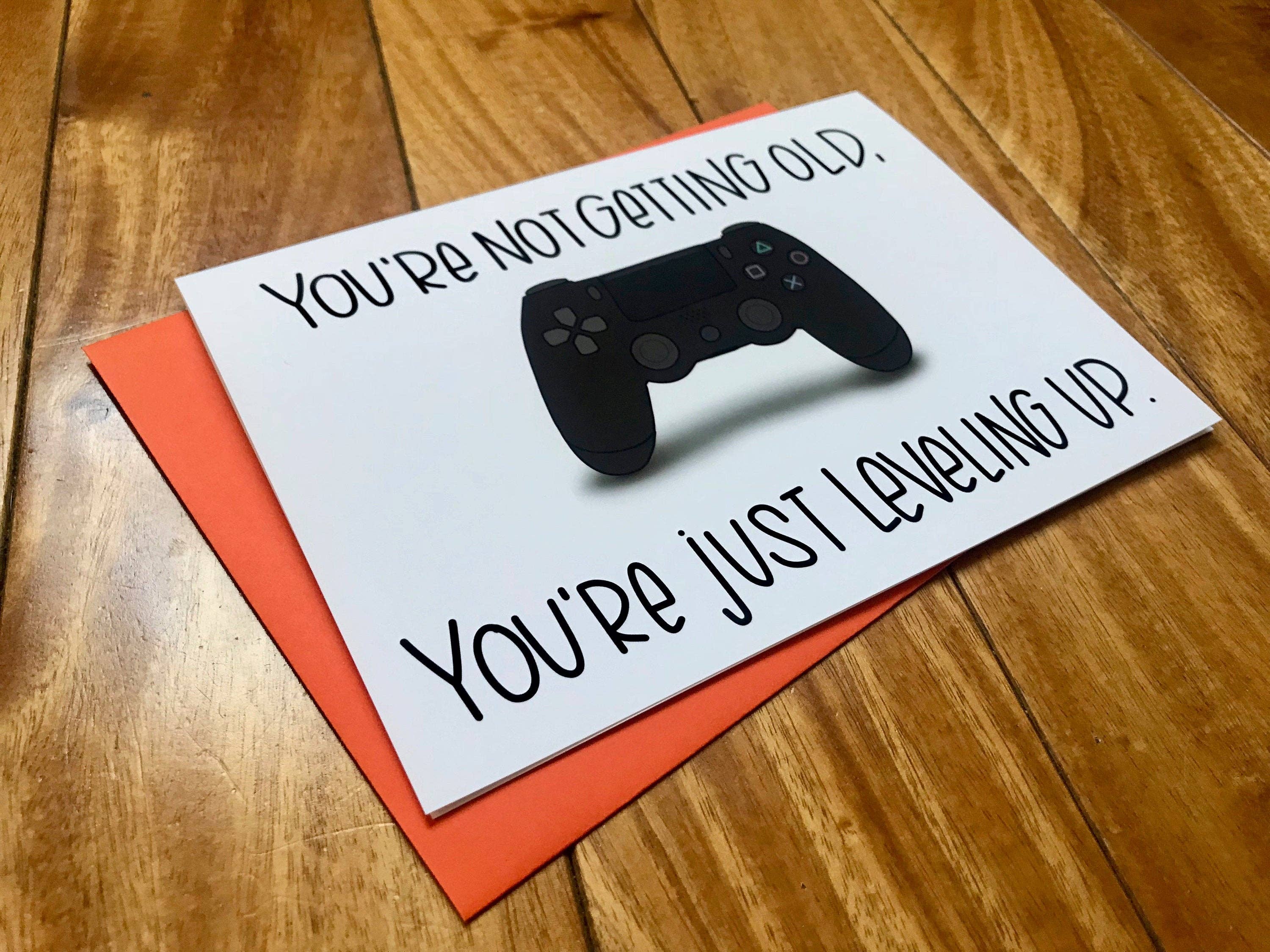 Stone Donut Design, LLC - Venta al por mayor Tarjetas de cumpleaños - No eres viejo, solo estás subiendo de nivel Tarjeta de cumpleaños para gamers de StoneDonut Design3