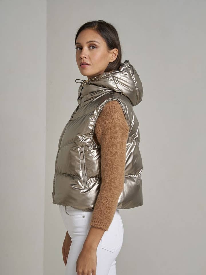 Metallic short oversized sleeveless puffer jacket for wholesale by Attrait Paris