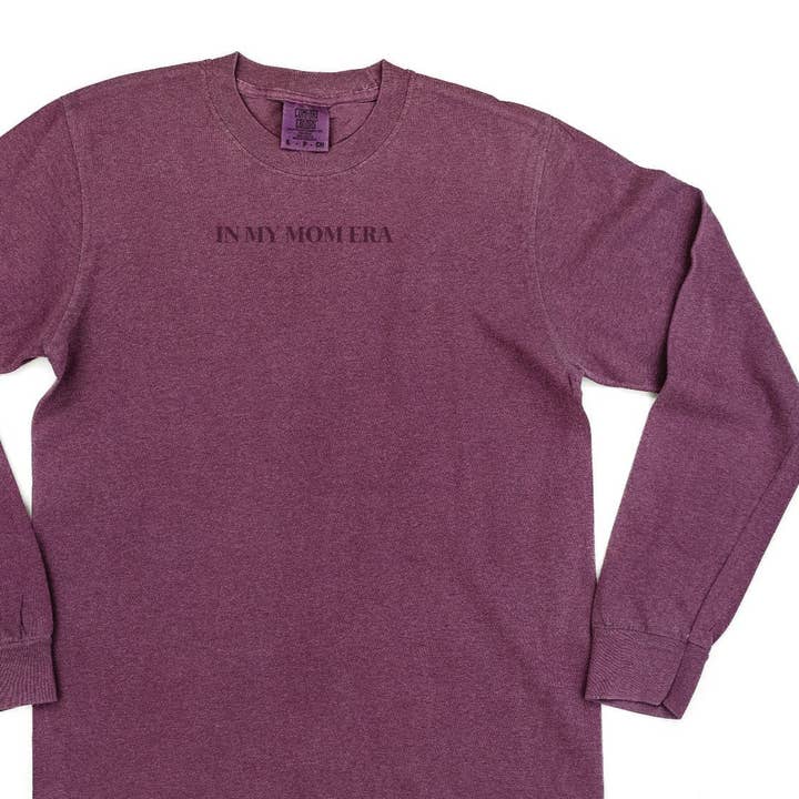 ✨ I MIN MAMMA ERA™ ✨ - Långärmad tröja Comfort Colors - Broderad ton på ton för wholesale av Little Mama Shirt Shop