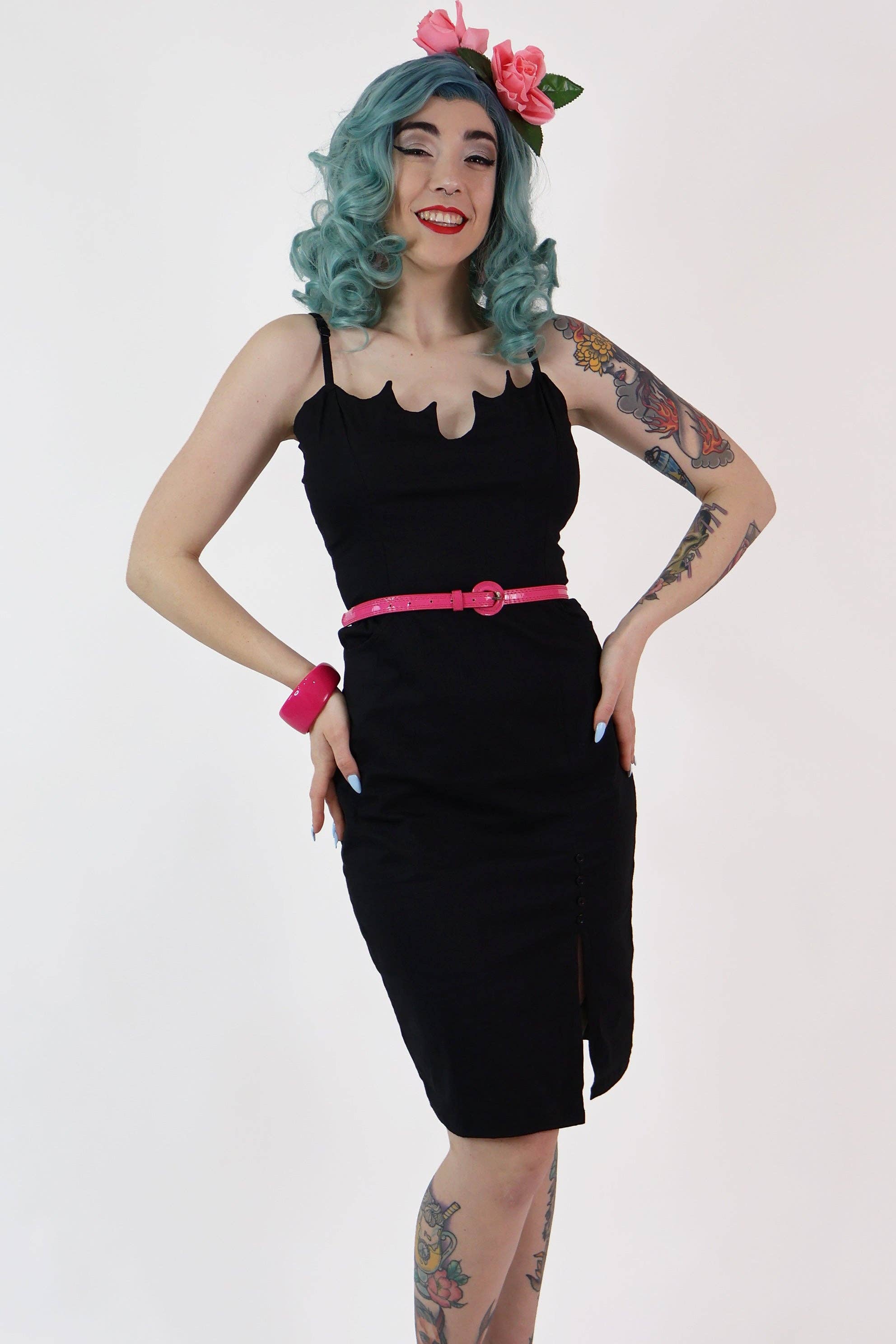 BONSAI KITTEN – Großhandel Kleid – Damen – Buffy schwarzes Wiggle-Kleid mit Fledermaus-Ausschnitt5