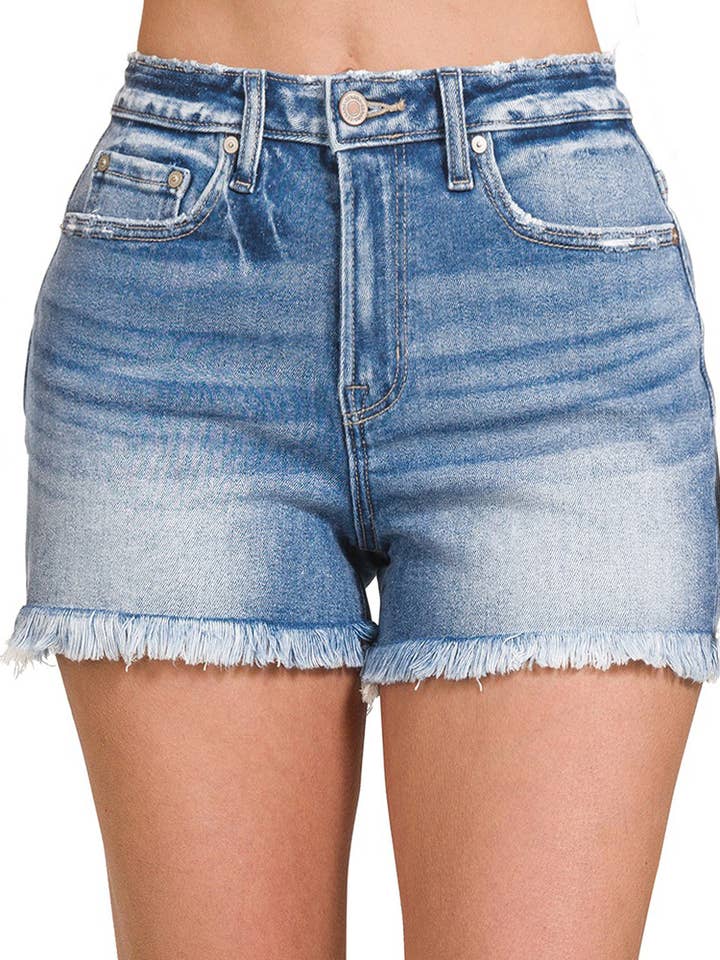 42POPS – wholesale Shorts – Dam – 42POPS jeansshorts med rå fransad fåll och medelhög midja10