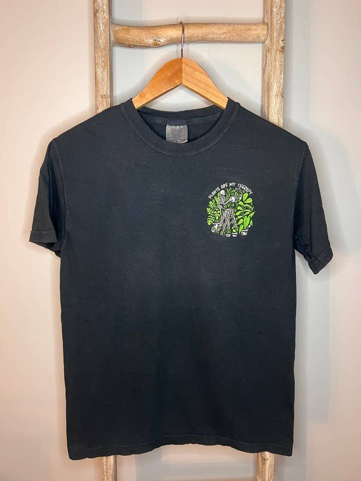 Maglietta ricamata Plants Are My Therapy/Plant Mom/Plant Dad /Ricamo a macchina/Piante scheletricate/Piante per irrigazione /Salute mentale per la vendita all'ingrosso da parte di Rain Embroidery