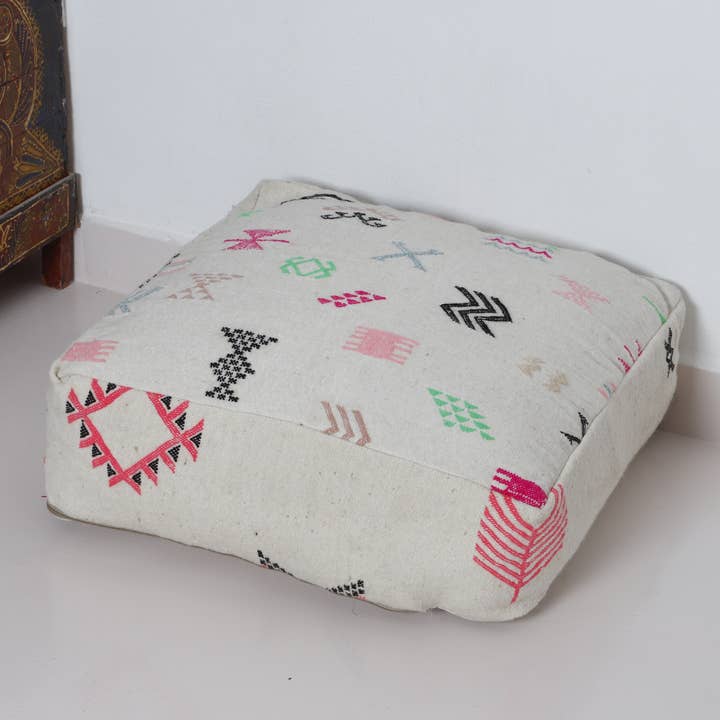 Pouf marocain coloré avec motifs géométriques pour la vente par MUSMUSRUGS