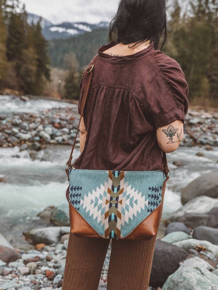 Handgefertigte Umhängetasche aus Leder im Boho Chic-Stil für den Großhandel von Grace Design