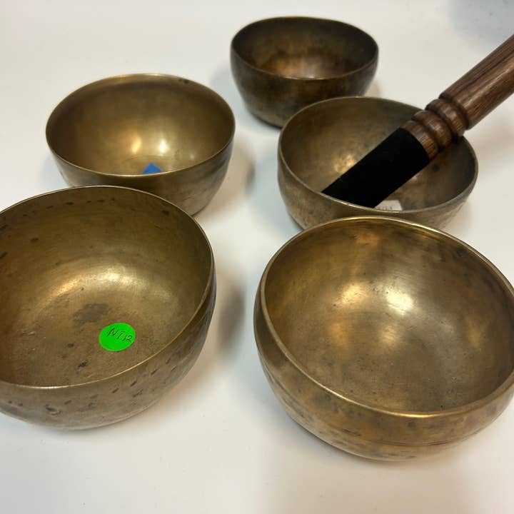 ART HIMALAYAN TRADING LTD - Vendita all'ingrosso Attrezzatura per meditazione - Campana tibetana Healing Yoga antica ST1 da 5 pezzi2