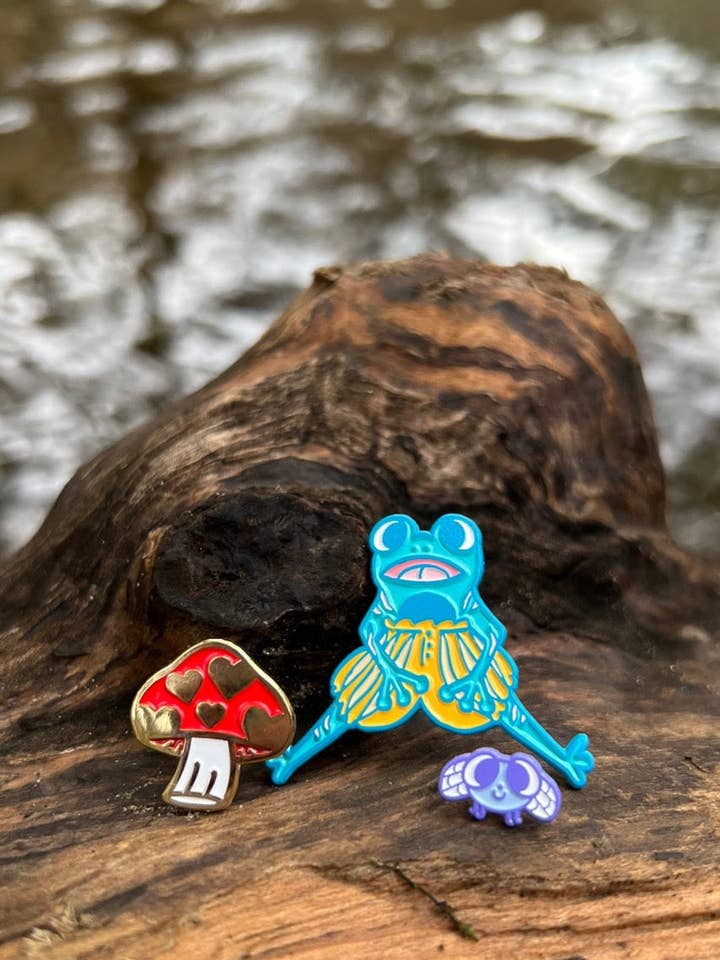 Poy La Grenouille + Howie La Mouche domestique pour la vente par fox & koi: stickers and pins
