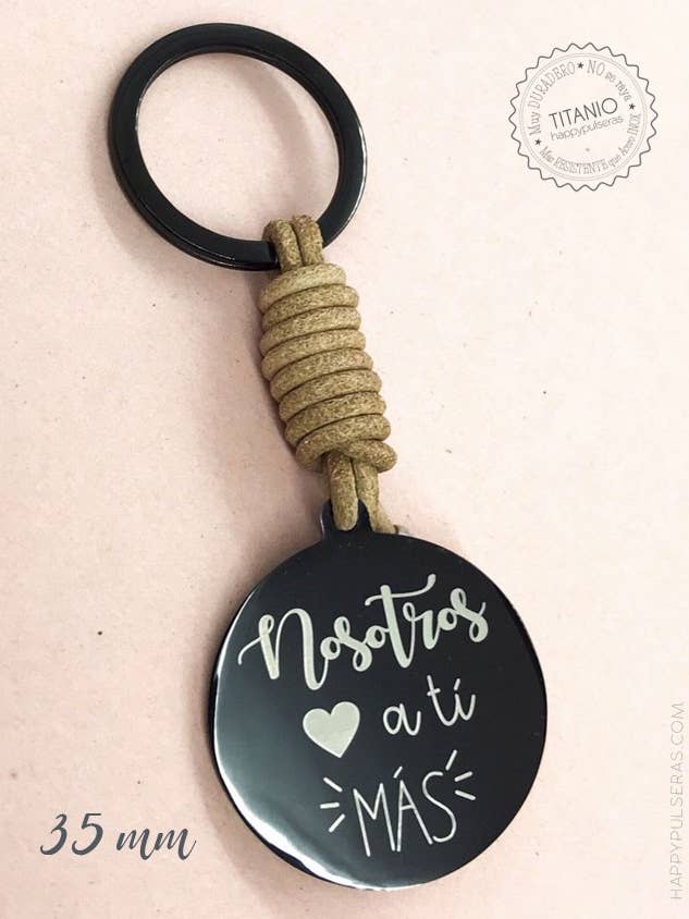 Portachiavi in titanio nero e pelle incisa rotonda da 35 mm. per la vendita all'ingrosso da parte di Happypulseras