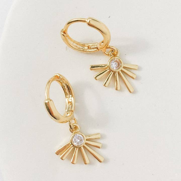 Sunburst Huggies - små hoops CZ solstrålar läcker guld Snap för wholesale av Stil Works Studio