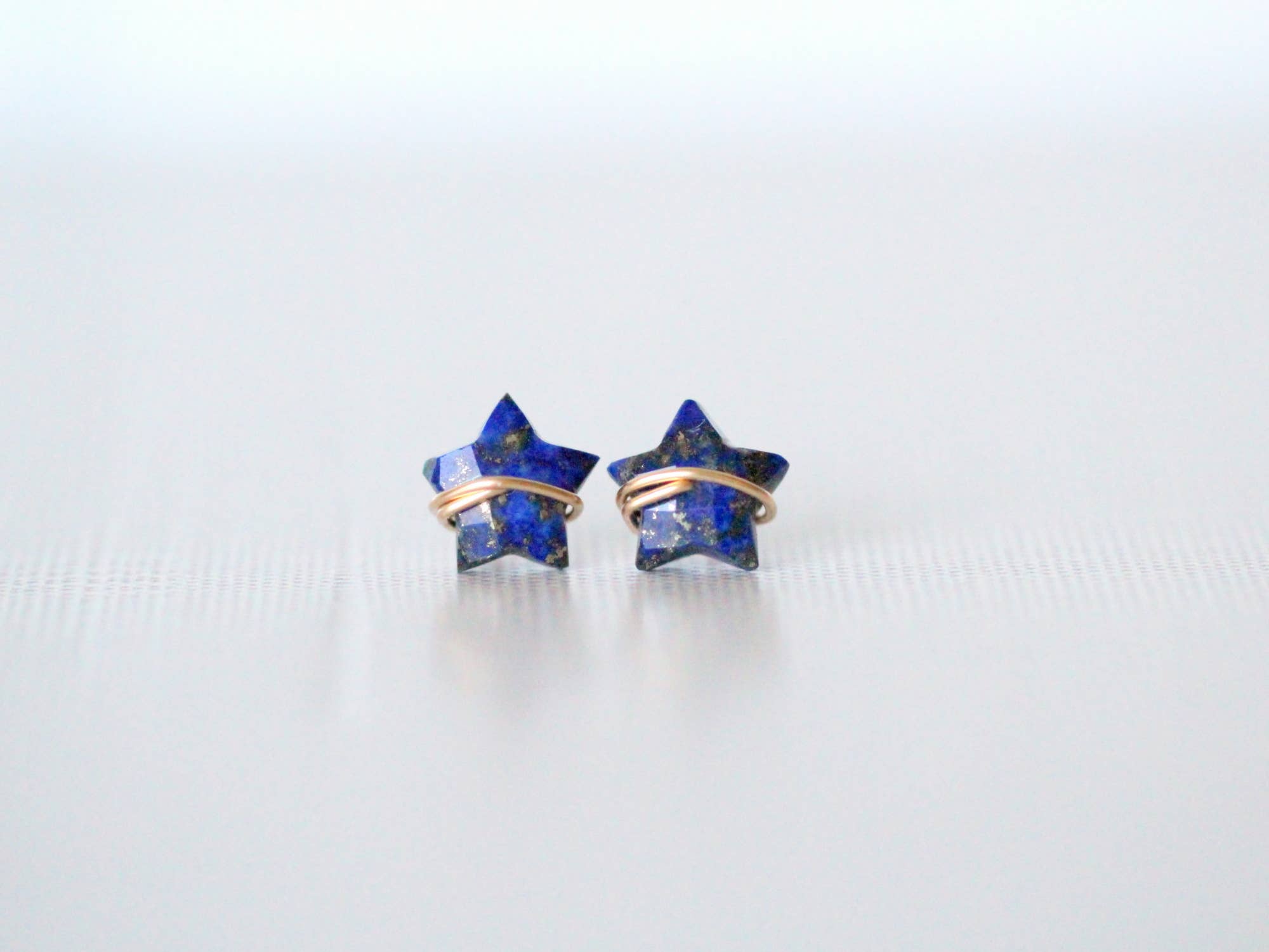 Saressa Designs - Vendita all'ingrosso Orecchini a bottone - Orecchini a lobo Moonbeam+ Stardust - Lapislazzuli2