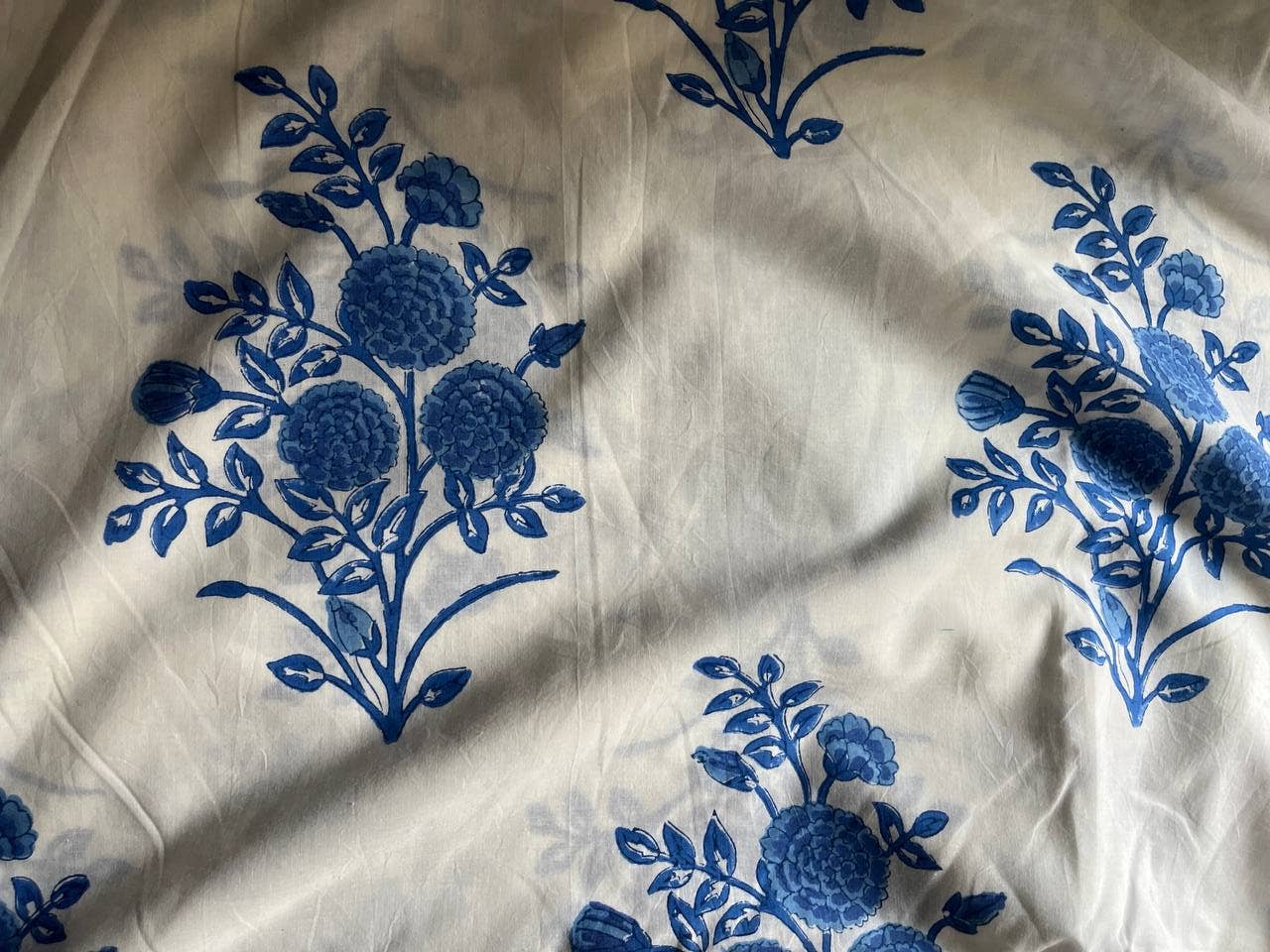 GYPSY STUDIO - Vente Peintures pour tissu - Tissu de couture fait main en coton blanc à imprimé floral1