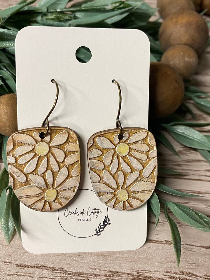 Boucles d'oreilles marguerites en bois gravées et peintes à la main faites à la main - Bijoux floraux boho en forme de U pour la vente par Creekside Cottage Designs