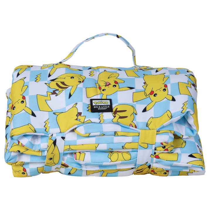 TAPIS POUR ANIMAUX DE COMPAGNIE NOMADE : Collection Pokémon - Pikachu pour la vente par Big and Little Dogs
