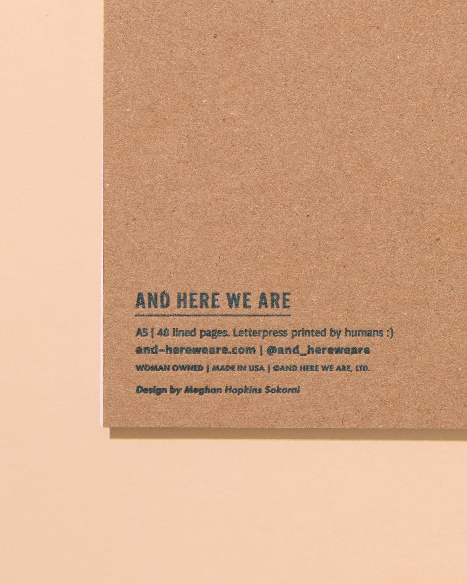 And Here We Are – Engroshandel Notesbog – A5 spiralnotesbog med delft-flisemønster - lavet i USA - fransk, cottagecore, middelhavsinspireret, hyggelig - opskriftbog, husgave, skolestartsgave, julegave6