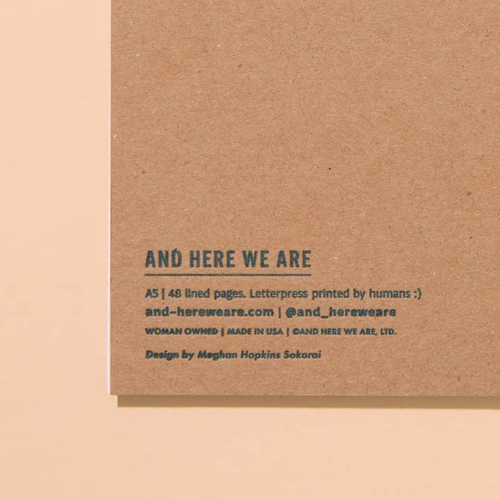 And Here We Are – Engroshandel Notesbog – A5 spiralnotesbog med delft-flisemønster - lavet i USA - fransk, cottagecore, middelhavsinspireret, hyggelig - opskriftbog, husgave, skolestartsgave, julegave6