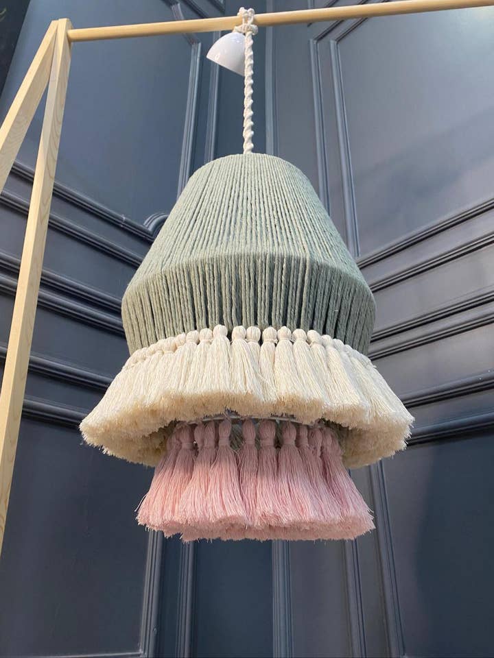 Suspension Bohème Verte pour Chambre de Bébé - Lustre Macramé à Glands Roses - Lampe Suspendue Moderne pour Chambre d'Enfant pour la vente par Joy's Arts
