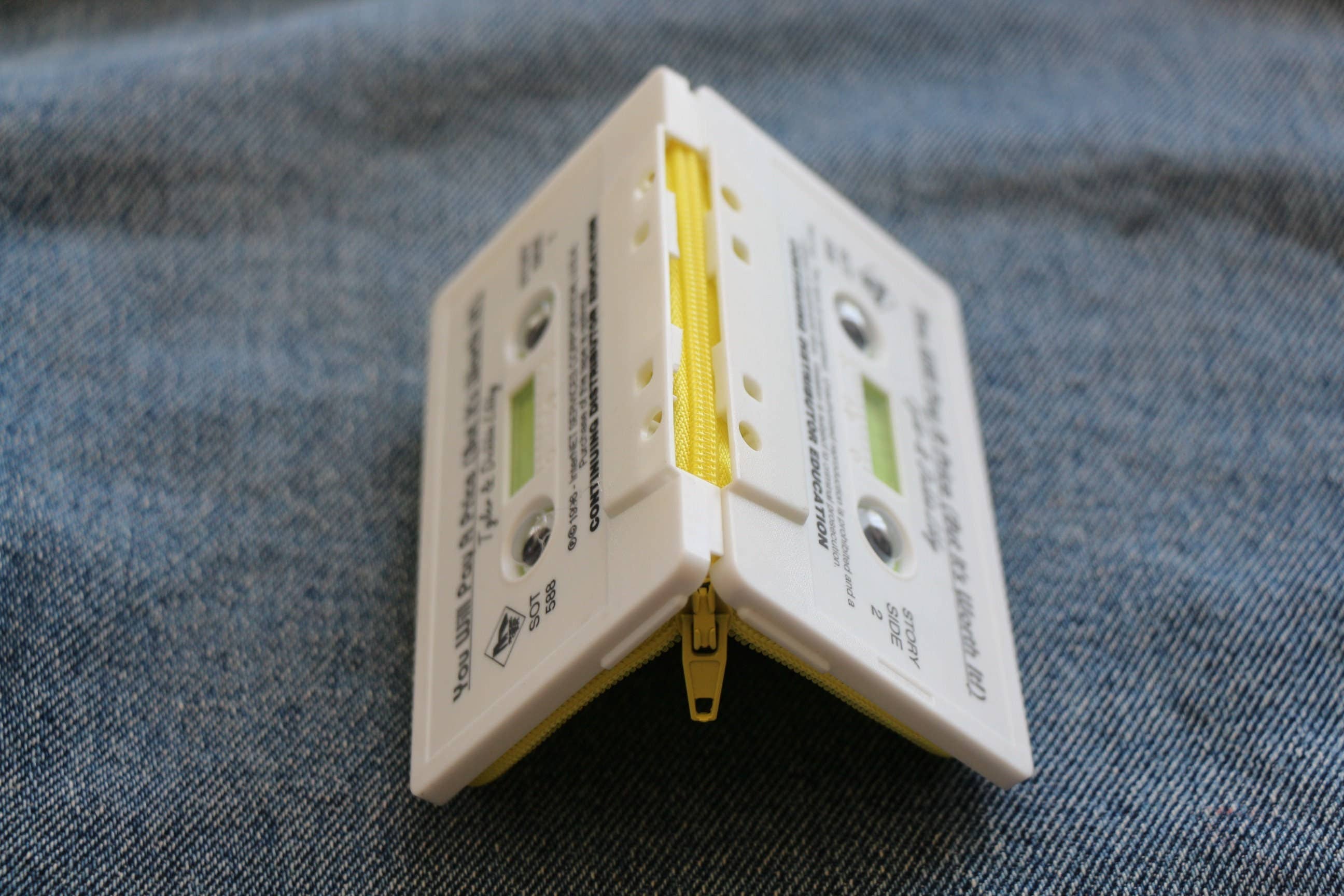 June Bunch Studio – wholesale Myntväska - Dam – Retro anpassad kassettbandplånbok/myntväska2