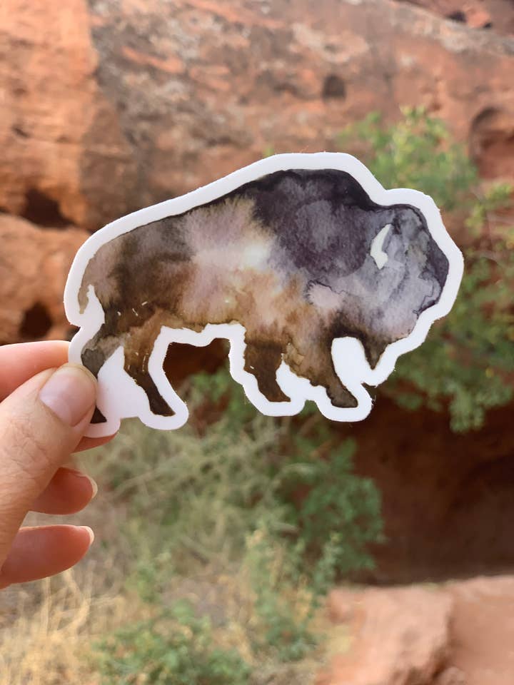 Autocollant en vinyle en forme de bison pour les passionnés de la nature pour la vente par Bear and Fox Co.