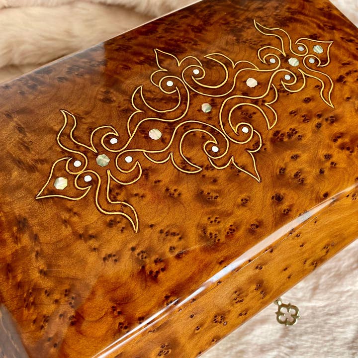 Marockansk stor låsbar smyckeskrin i burlträ med nyckel, graverad, inlagd med pärlemor, födelsedag, bröllopsminne thuja-låda för wholesale av AtlasPerles