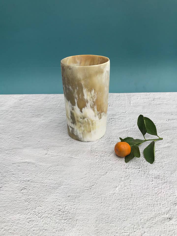 Vikinghornkrus af horn, drikkekop for engroshandel hos Hala Design