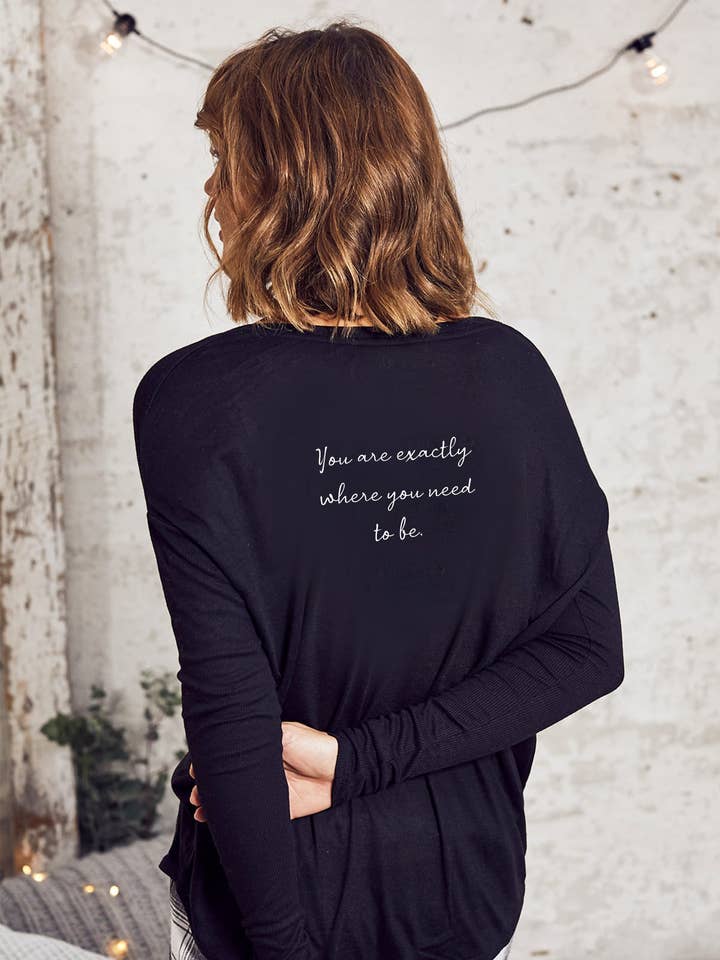 Camiseta de manga larga acanalada original «Need to Be» para venta al por mayor de Om & Ah