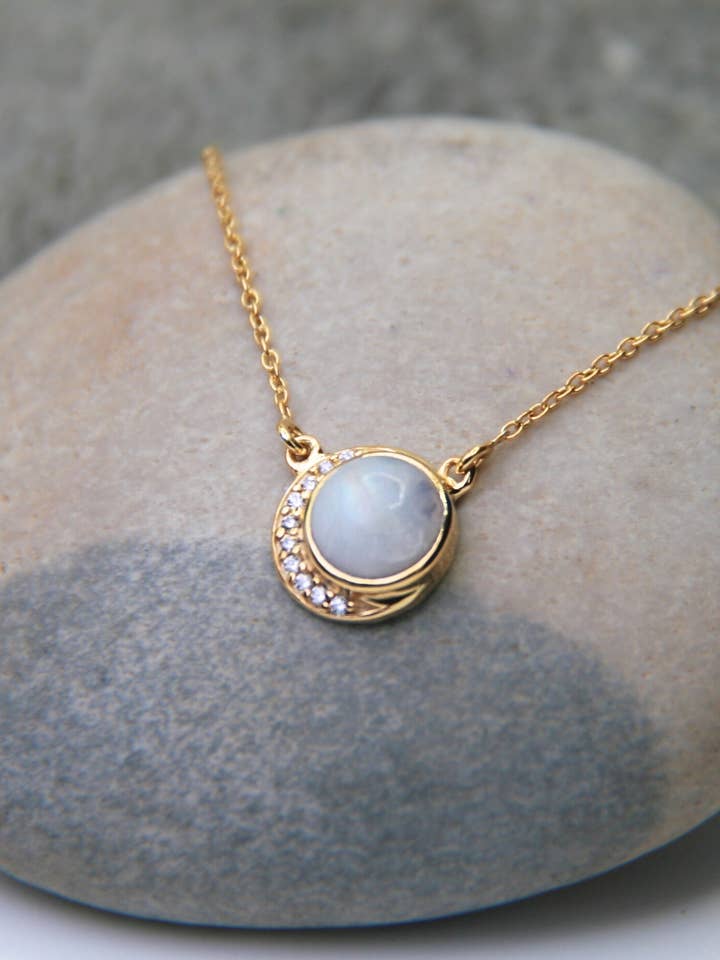 Colar de Pedra da Lua Crescente em Pedra da Lua Arco-Íris, Zircónia Cúbica + Ouro por atacado de Heart and Lotus Sterling Silver Jewelry