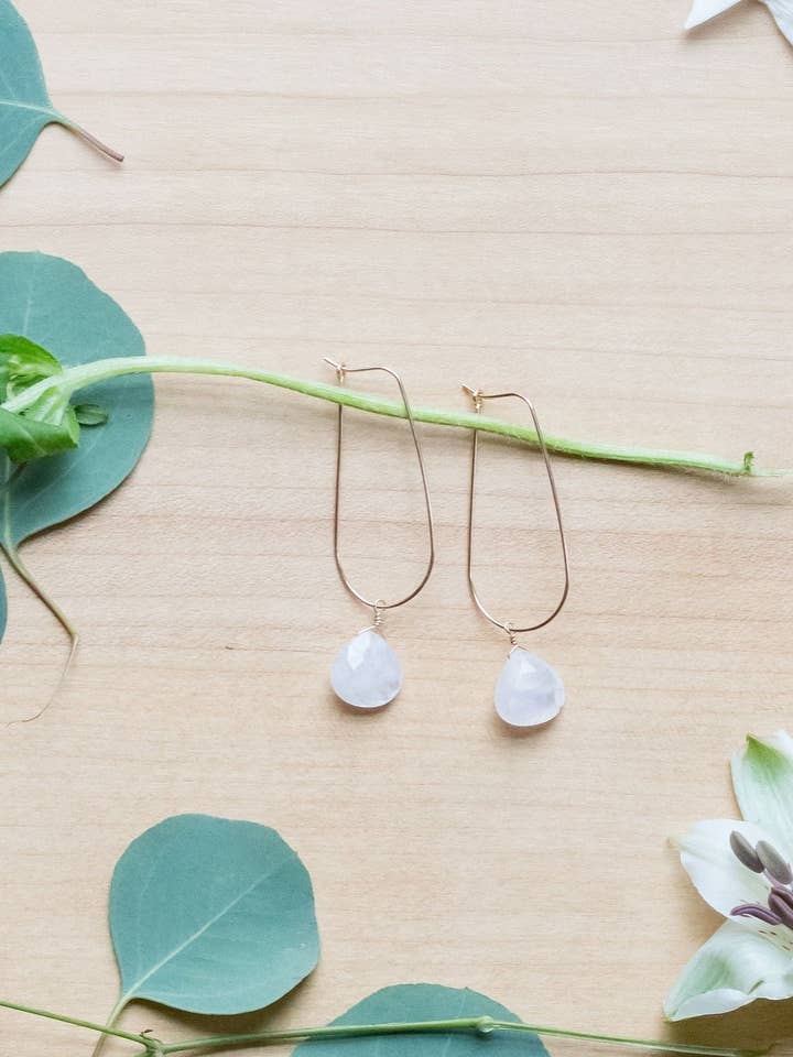 Mystische Mondstein-Ohrringe mit Goldfüllung-Drähten für den Großhandel von Leah Fox