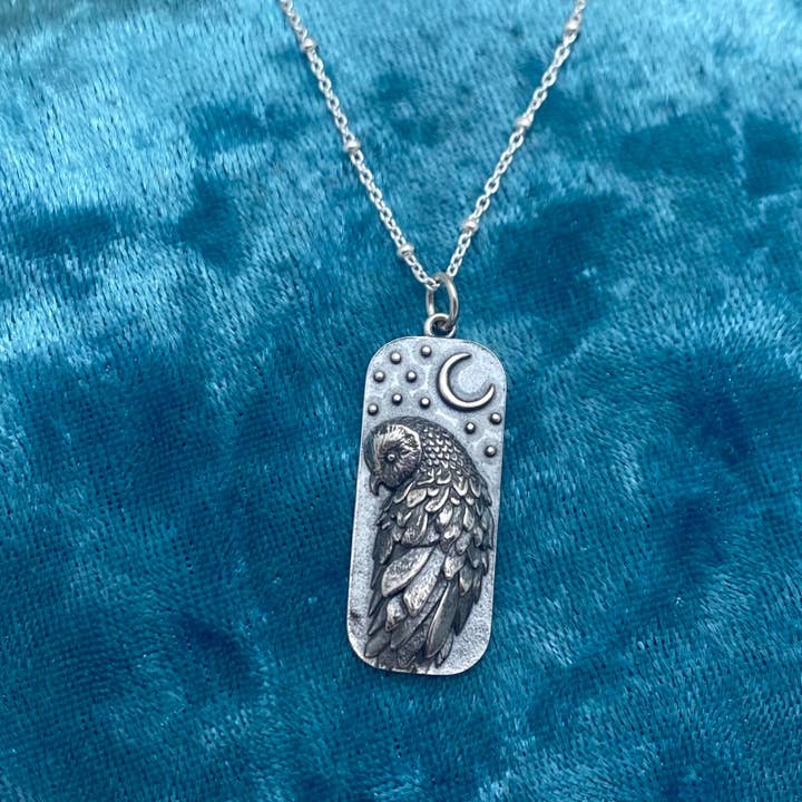 Collier à pendentif en forme de hibou des clochers et de lune en argent sterling pour la vente par Elizabeth Jewelry