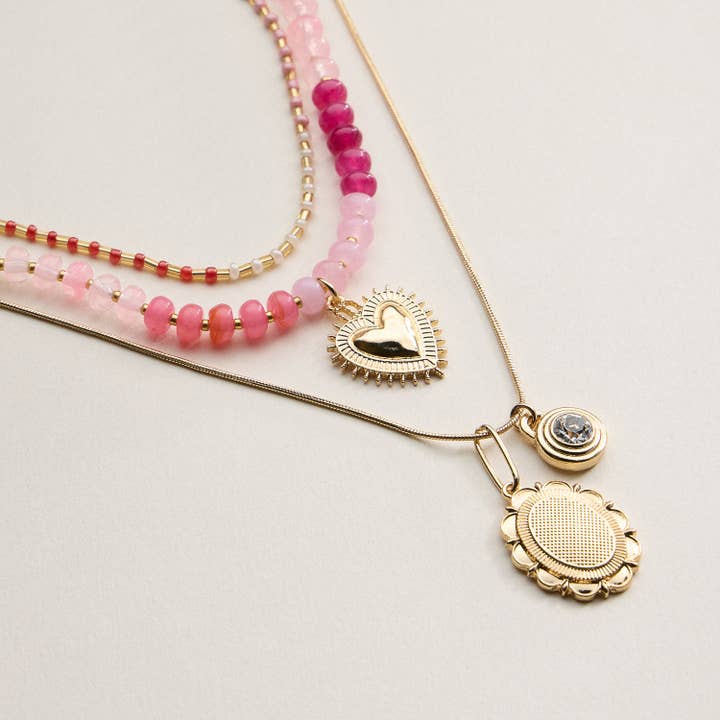 Conjunto de collares en capas con cuentas y colgantes con acentos dorados – Detalle de corazón y charm para venta al por mayor de Lilla Haven