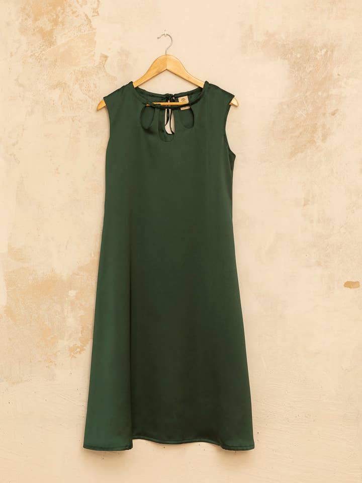 Grünes Satinkleid mit Ausschnitten vorne und hinten für den Großhandel von Cottyfish