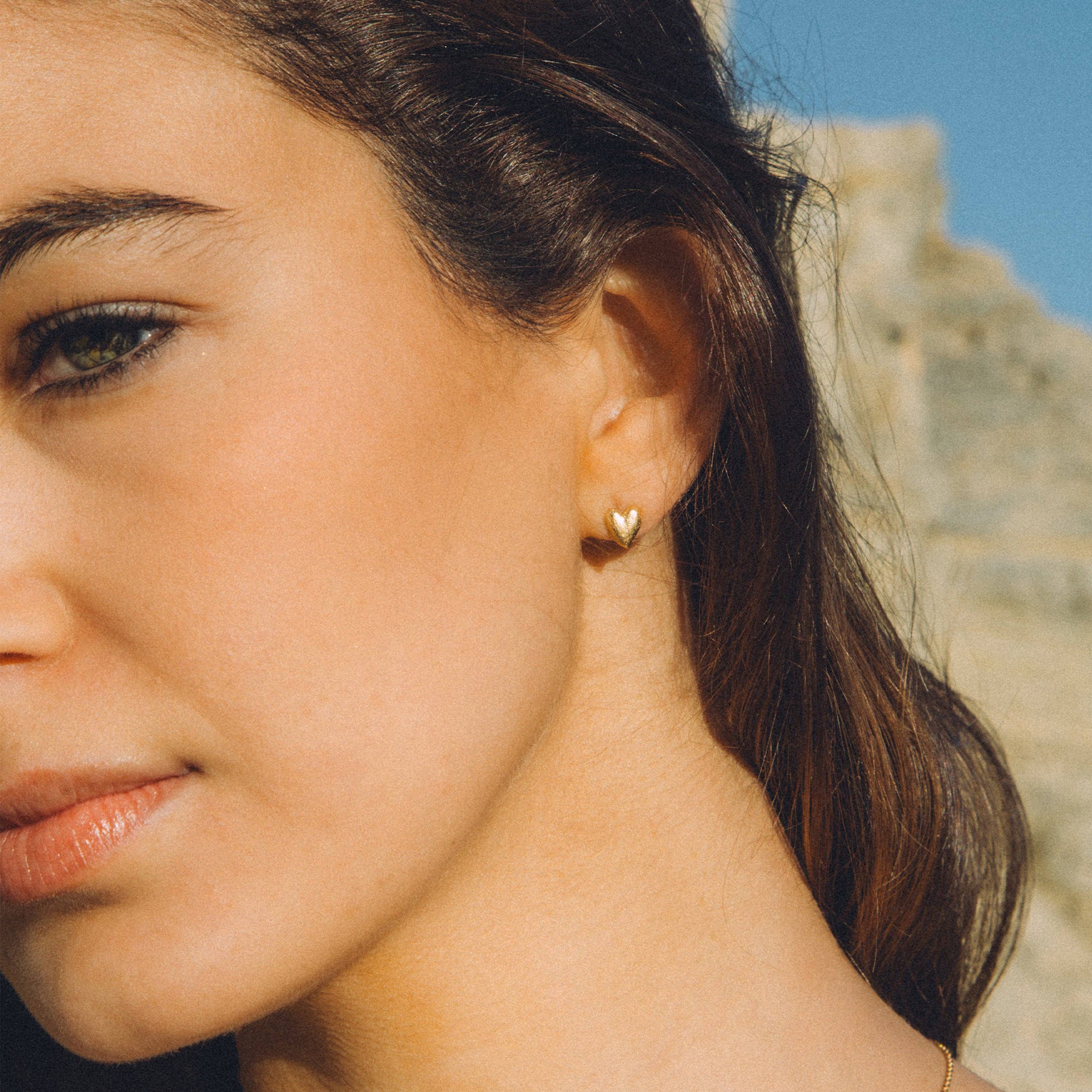 Agapée Jewelry - Vente Clous d'oreille - Boucles d’oreilles clous cœur Corà | Bijoux en or, cadeau étanche3