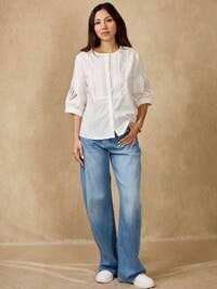 Weiße Baumwollbluse mit Spitzendetails für den Großhandel von SOGGO