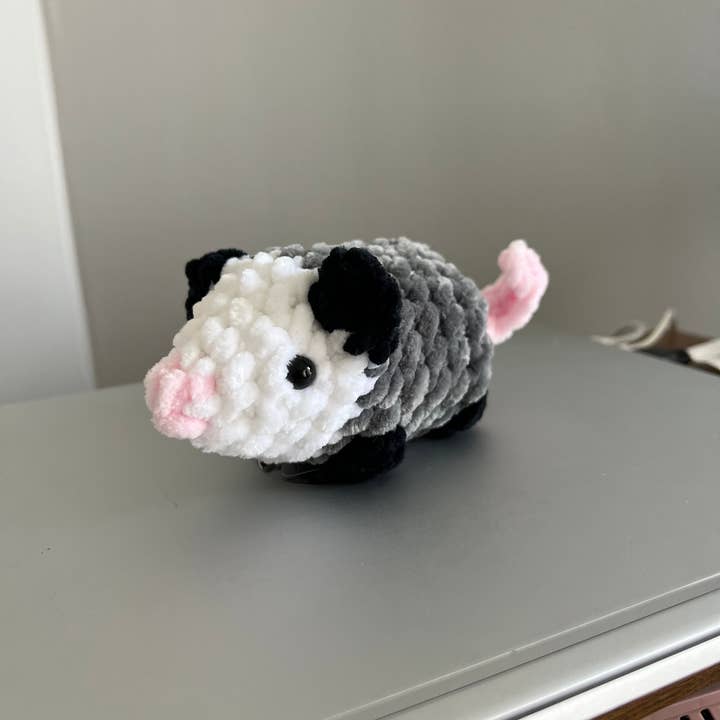 Minizarigueya de ganchillo zarigueya amigurumi juguete de peluche hecho a mano al por mayor para tu tienda Faire ES