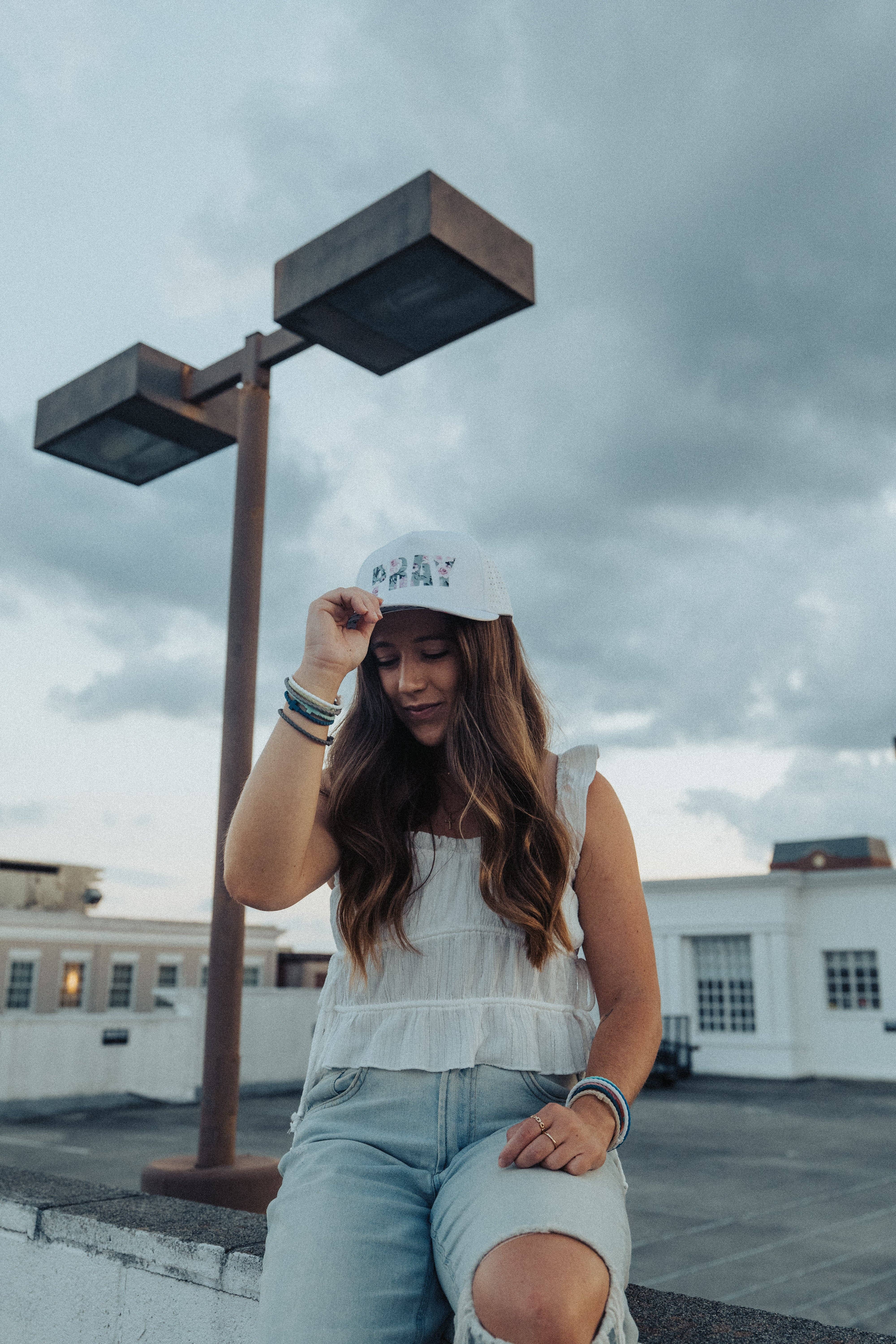 In God We Must - Vente Casquette de camionneur – femme - Priez Chapeau Floral5