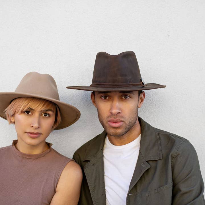 Jamie Slye – Großhandel Fedora-Hut – Unisex – WILDER LEDERHUT MIT BREITER KREMPE - SCHOKOLADE