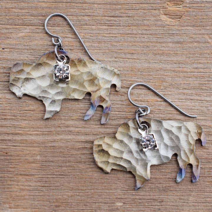 Boucles d'oreilles en forme de buffle martelé The Plains pour la vente par Cool Water Jewelry