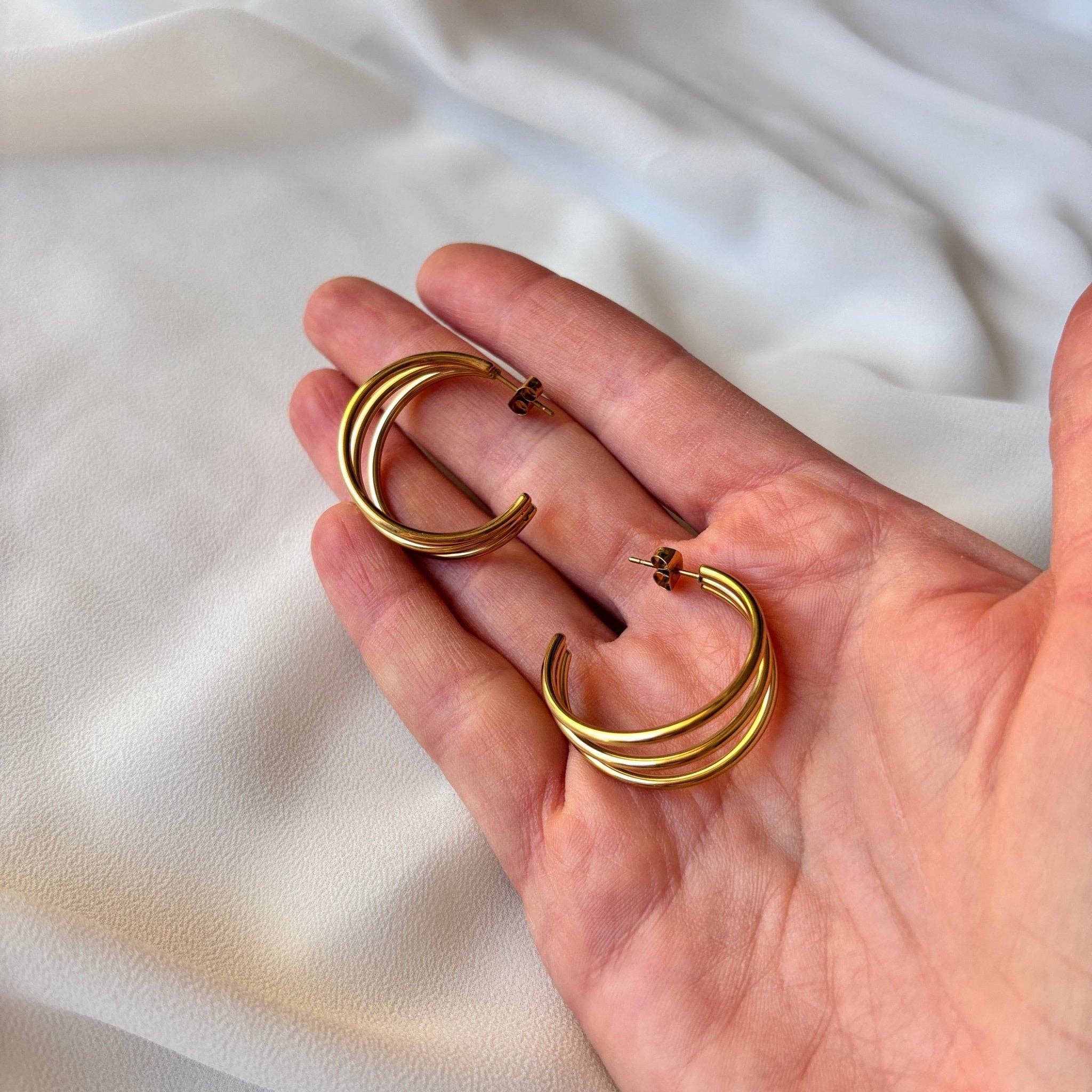 DUESTELLE ITALIA – Engroshandel Hoops – TRILOGY - Øreringe i guldbelagt stål4