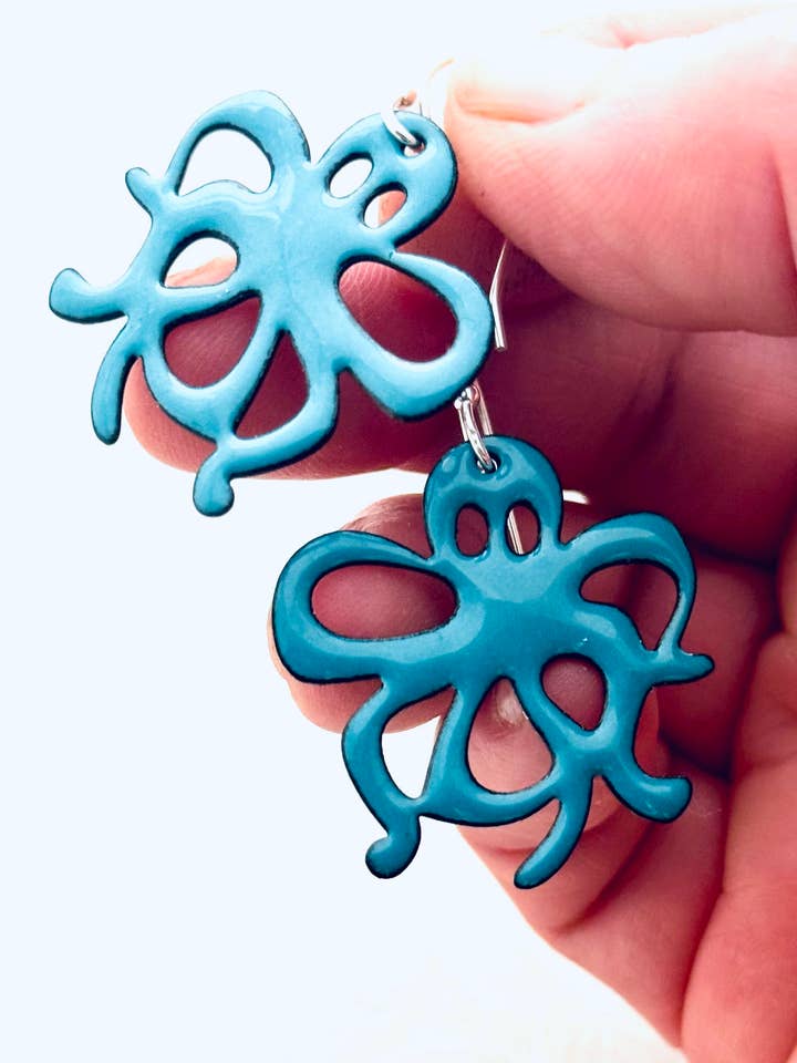 Boucle d'oreille pieuvre, émail bleu saphir pour la vente par Magpie Mouse Studios