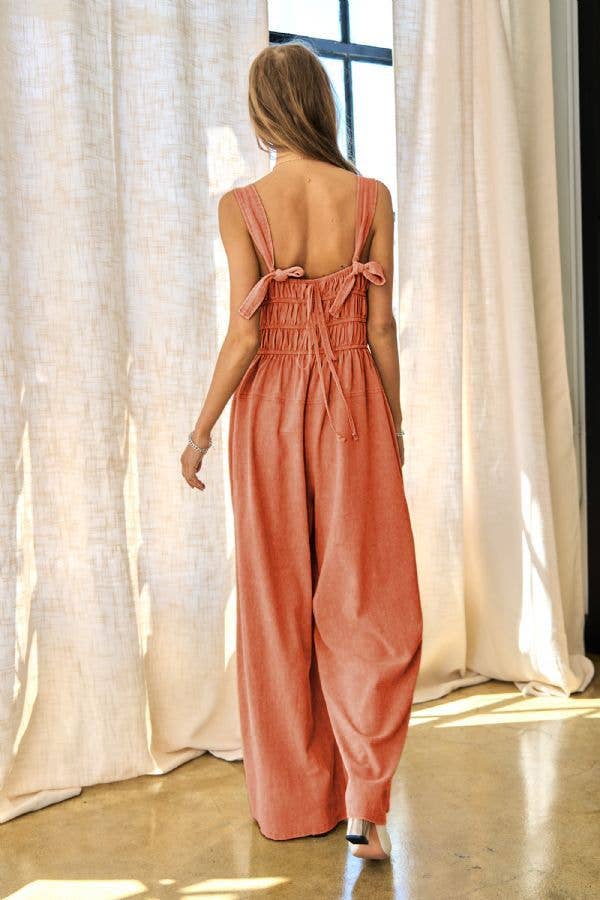 POMODORO TUTA A PANTALONI LARGHI CON CORPETTO INCRESPATO E ANNODATURA POSTERIORE in vendita all'ingrosso su Faire2