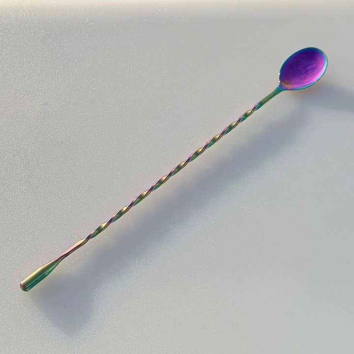 Cuillères à cocktail torsadées - finition arc-en-ciel, dorée ou argentée pour la vente par Salty Raven Glassware