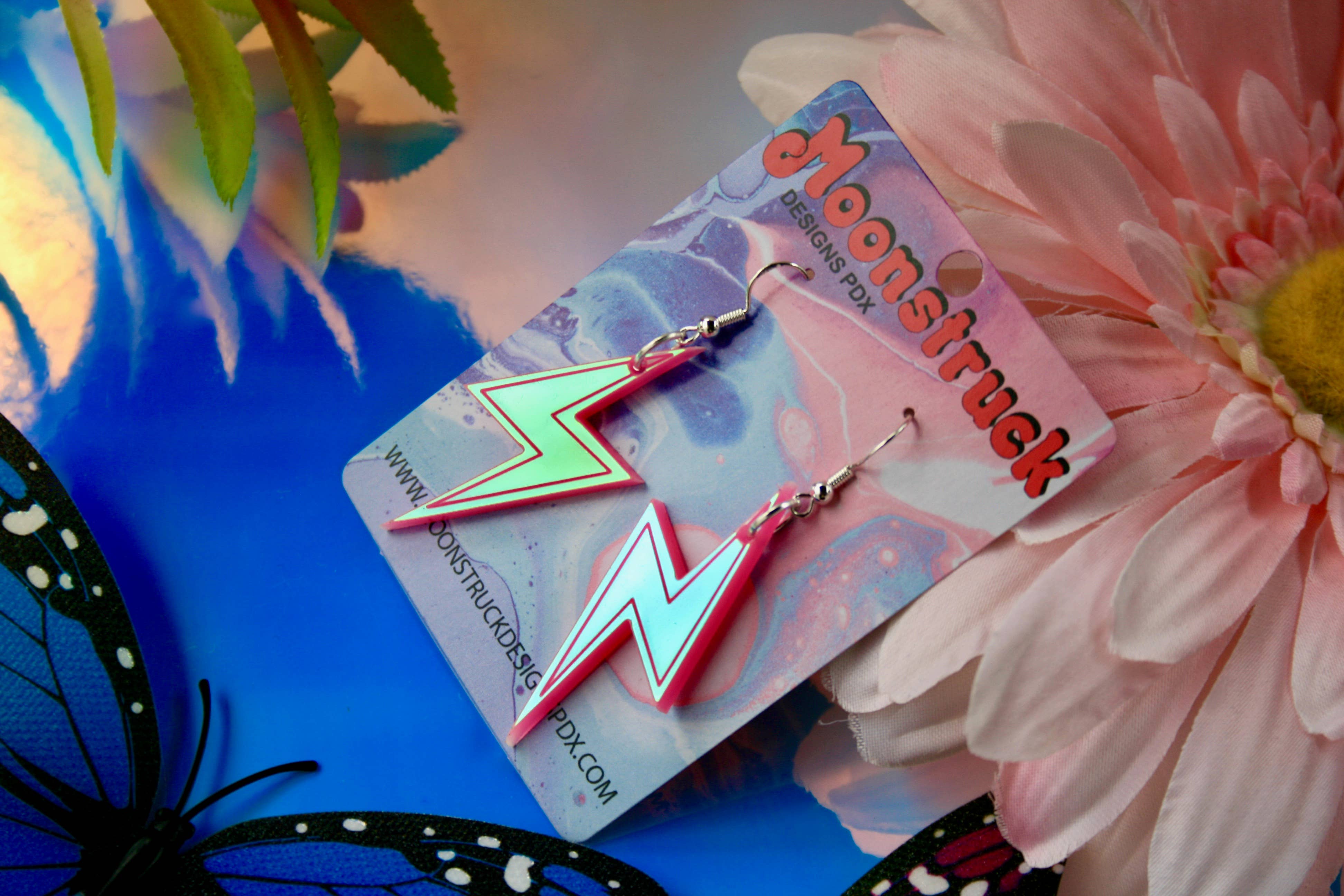 Moonstruck Designs PDX - Vente Boucles d'oreilles pendantes - Boucle d'oreille Lightning Bolt - Holo rose vif irisé1