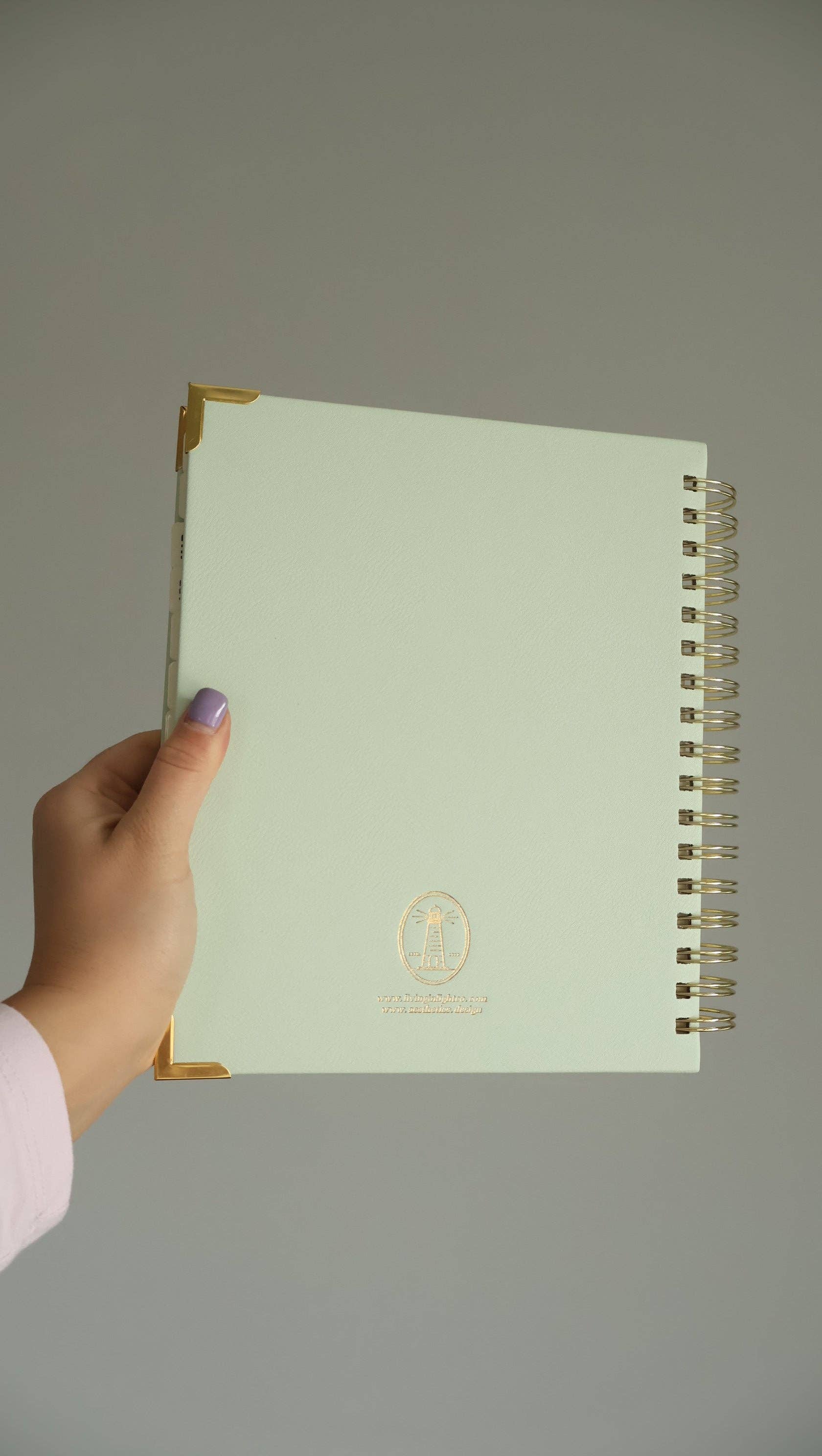 Living In Light - Venta al por mayor Agendas - Planificador Espiral de Cuero Premium - Planificador Cristiano Moderno Sin Fechar con Estudio Bíblico, Establecimiento de Metas, Solicitudes de Oración, Rastreador de Presupuesto Financiero y Más | Cuero Menta y Rosa Rubor con Espiral Dorada3