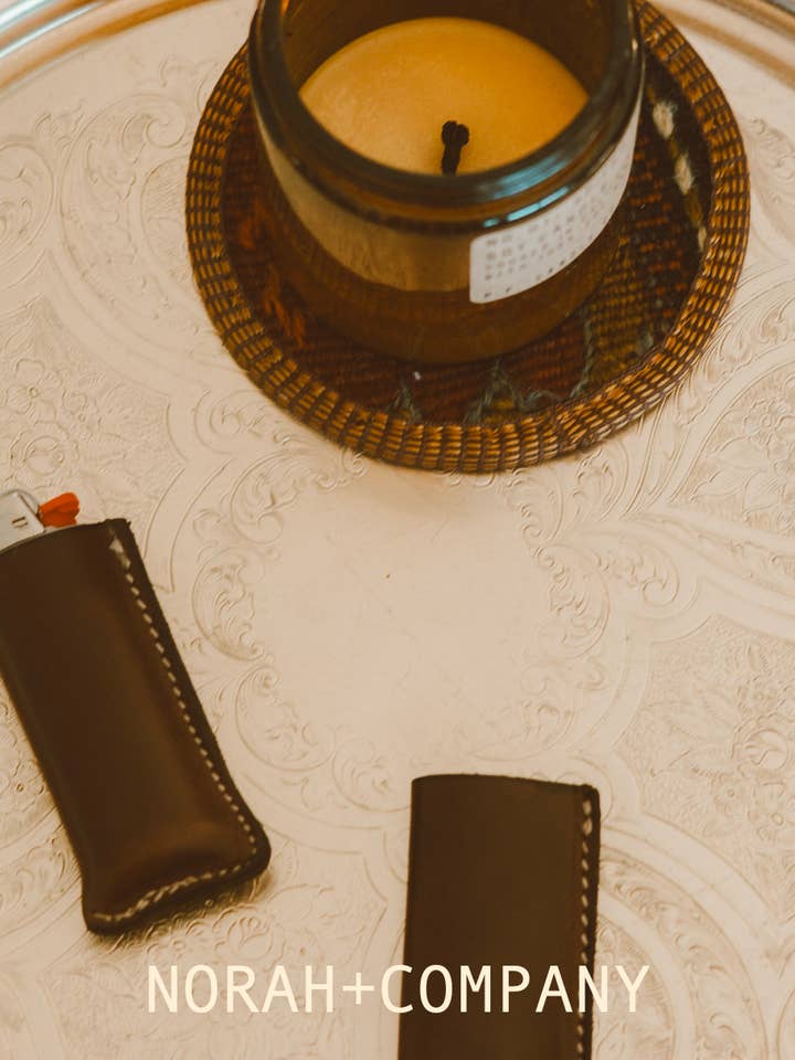 Porte-briquet en cuir pour la vente par Norah + Company