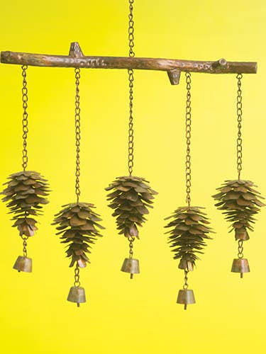 Carillon à vent en forme de pomme de pin flammé pour la vente par Ancient Graffiti