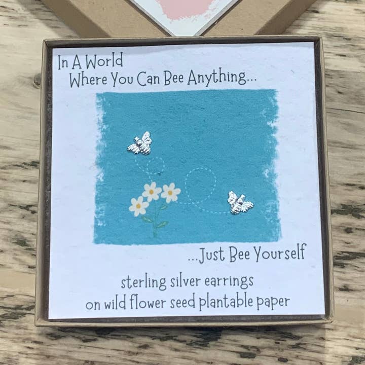 Boucles d'oreilles Bee Yourself en argent sterling dans une boîte pour la vente par Ginger & Roo