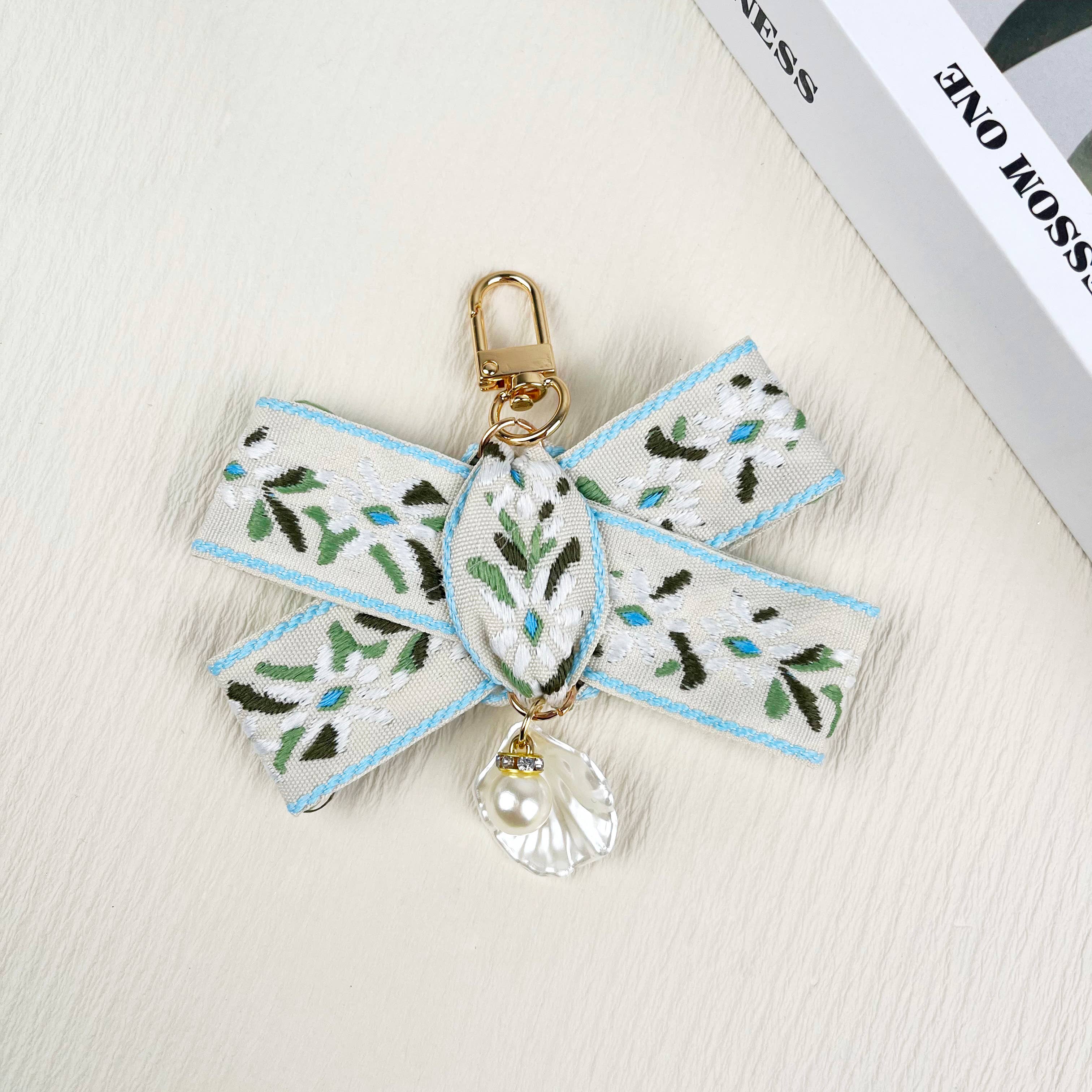 SoapElenGlen - Vente Porte-clés – femme - Porte-clés feuilles et ruban perlé5